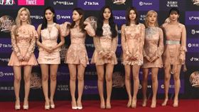 女團TWICE出席韓國金唱片大賞放送美腿。（圖／翻攝自vlive）