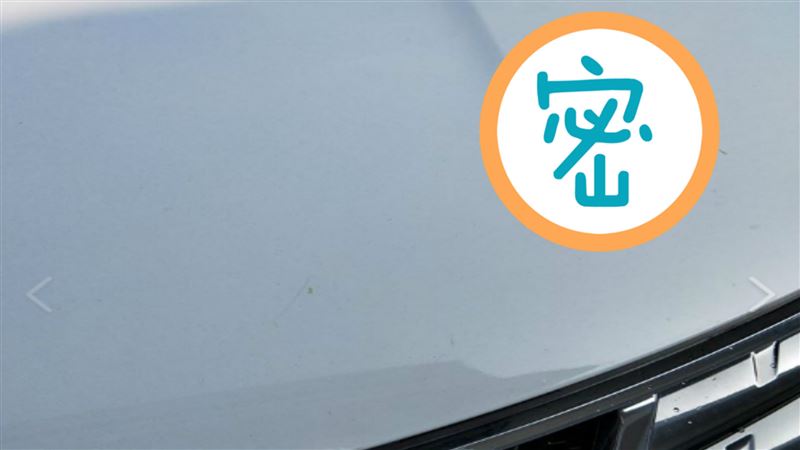 加油站洗車！引擎蓋秒掉漆　車主傻眼