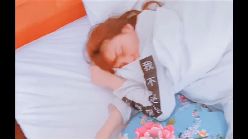 謝和弦牽莉婭放閃！床上纏綿影片曝光