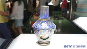 清乾隆霽青描金游魚轉心瓶（邱建一提供）