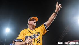 中華職棒總冠軍賽中信兄弟LAMIGO、史耐德 圖／記者林敬旻攝