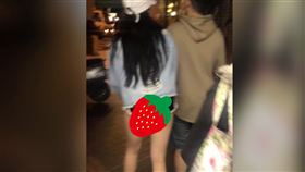 正妹穿真理褲！大露屁股蛋+紅內褲（圖／翻攝自加藤軍路邊隨手拍）