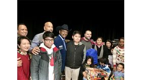 駐紐約辦事處長徐儷文（左1）4日出席由紐約市議員狄亞士（左5）等民意代表舉辦的三王節慶祝活動，分送書包、文具與玩具給在場孩童。（駐紐約辦事處提供）中央社記者尹俊傑紐約傳真 109年1月5日