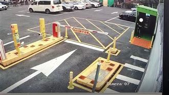 開賓士、背LV⋯貴婦竟是賊？網怒轟