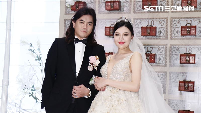 康熙製作人大婚！小12歲美妻有喜了