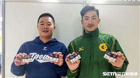 業餘雙雄吳昇峰、王宗豪登上中華職棒球員卡。（圖／記者王怡翔攝影)