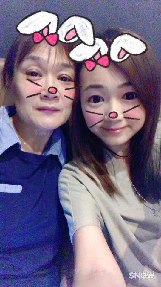 丫頭曾曬出與媽媽合照。(圖／翻攝自臉書)