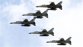 107空軍國防知性之旅營區開放台東志航基地登場，IDF經國號戰機實施高難度性能展示。（記者邱榮吉/台東拍攝）