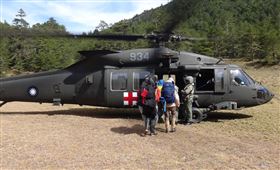 黑鷹再出救援任務！堅守崗位曝心聲：遇挫折…繼續守護人民（圖／翻攝自空軍司令部臉書專頁）