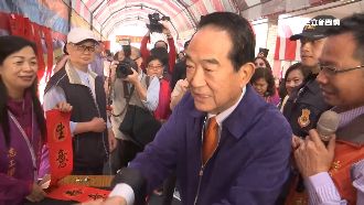 宋前進台中搶票　批藍綠讀稿機、總機