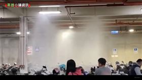 好市多高雄大順店，停車場發生灑水意外，部分民眾、機車都被淋成落湯雞，疑是人為因素。（圖／翻攝自YouTube）