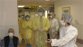 應對武漢不明肺炎　香港啟動嚴重應變級別香港當局4日公布啟動預防傳染病的嚴重應變級別，以應付正在中國大陸武漢爆發的不明肺炎；圖為2003年SARS在港爆發時，醫療當局測試預防措施。（港府提供）中央社記者張謙香港傳真　109年1月4日