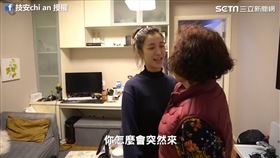 妹妹緊抱阿嬤。（圖／技安chi an臉書授權）