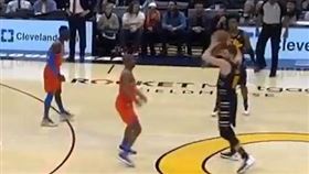 ▲勒夫在場上出現怪異舉動。（圖／翻攝自推特）