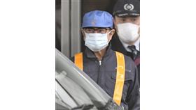 日本法務大臣5日表示，日產汽車前董事長戈恩（前）棄保潛逃的行為沒有道理，而他應該是用了「非法手段」離境。（共同社提供）