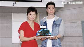 熊海靈《裝甲車的女兒》簽書會，兒子送上裝甲車蛋糕（圖／記者林聖凱攝影）