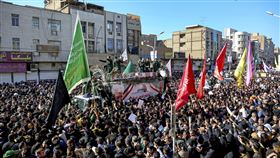 伊朗革命衛隊聖城部隊指揮官蘇雷曼尼的遺體5日運回伊朗西南部城市阿瓦茲，數以千計民眾前往迎接哀悼。（圖／美聯社／達志影像）