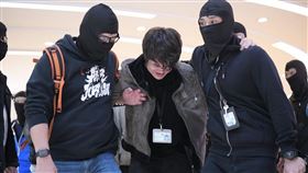 香港民主黨區議員今（5）發起「和理行之不要水貨辦年貨」遊行活動，號召民眾上街要求港府正視大量中國水貨客的問題；而下午4時許遊行進入尾聲時，人群繼續在上水廣場、上水中心外聚集，鎮暴警察突衝出圍捕，至少40人遭逮，甚至無差別地朝民眾噴灑胡椒噴霧，還發生一段「噴到自己人」的插曲。（圖／中大校園電台提供）