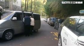 明道(勿寫)父親晚間在友人攙扶下至派出所 記者李依璇攝影