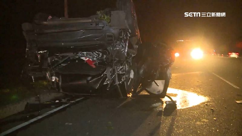 轎車下坡自撞翻覆　女駕駛遭波及輕傷