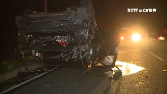 轎車下坡自撞翻覆　女駕駛遭波及輕傷