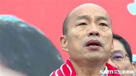 ▲韓國瑜和黃昭順同台升旗，「我們用吃奶的力量喊，中華民國萬歲」。