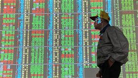 台股震盪收紅　小漲9.95點台北股市3日開高震盪整理，收盤小漲9.95點，為12110.43點，漲幅0.08%，成交金額新台幣1927.76億元。中央社記者董俊志攝　109年1月3日