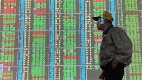 台股震盪收紅　小漲9.95點台北股市3日開高震盪整理，收盤小漲9.95點，為12110.43點，漲幅0.08%，成交金額新台幣1927.76億元。中央社記者董俊志攝　109年1月3日