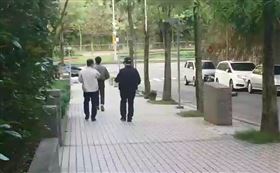 哥哥身亡後　明道和父親到現場　翻攝畫面