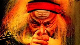 吳興國1人分飾10角  李爾在此遠征智利當代傳奇劇場「李爾在此」改編自莎士比亞經典名作「李爾王」，由表演藝術家吳興國1人分飾10角，受邀前往智利聖地牙哥國際藝術節演出。（當代傳奇劇場提供）中央社記者趙靜瑜傳真　109年1月5日