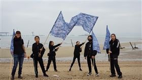 澳洲藝術家金門海灘創作在金門縣文化局協助下，澳洲藝術家肯恩（Penelope Cain）（左）5日在金門慈堤海灘創作，並與金門流行舞蹈團的孩子們合影。中央社記者黃慧敏攝　109年1月5日