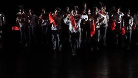 相遇舞蹈節　邀民眾參與工作坊後舞出波麗露2020第3屆相遇舞蹈節以「共創」為題，並邀請香港「不加鎖舞踴館」藝術總監王榮祿開設「波麗露身體工作坊」，參與學員完成課程後，便能參演作品「波麗露」，體現人人都能跳舞的意涵。（三十舞蹈劇場提供）中央社記者鄭景雯傳真　109年1月5日