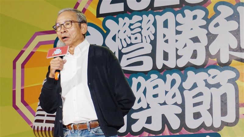 吳念真乾爹身分推薦　洪慈庸淚灑相擁