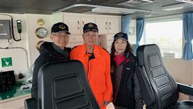 連江地檢署檢察長出海視察陸船違法作業情形為了解中國大陸抽砂船在馬祖周邊海域違法作業情形，連江地檢署檢察長俞秀端（右）5日登上海巡艦艇前往莒光海域視察。（馬祖海巡隊提供）中央社　109年1月5日