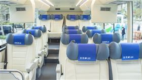 半年內打造北花線  座椅舒適如頭等艙北花線設計團隊在不到半年的時間內，在既有的框架下將座椅、地板重新拆掉重做，座椅採用白色材質，電視、音響、冷氣風管處也使用淺色皮料包覆，打造寬敞的3排座椅車輛，讓民眾在通往回家或旅遊的路上，有如坐在頭等艙般寬闊舒適。（台創提供）中央社記者鄭景雯傳真  109年1月6日