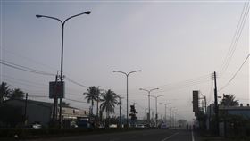 高雄市出現濃霧能見度差高雄市6日一早就出現濃霧，民眾出門發現能見度變差。高雄氣象站指出，濃霧生成原因是夜間輻射冷卻降溫，空氣中水氣飽和凝結成雲或霧所致。中央社記者王淑芬攝　109年1月6日