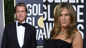 由布萊德彼特與李奧納多狄卡皮歐雙巨星所主演的《從前，有個好萊塢》，在這次金球獎上表現出色，男配角布萊德彼特成功打敗勁敵，拿下電影類最佳男配角，特別的是今年他的前妻珍妮佛安妮斯頓，也靠著作品「晨間直播秀」角逐電視類最佳戲劇影集女主角獎入圍金球獎，正當布萊德彼特上台發表感言時，珍妮佛安妮斯頓的表情也成為焦點。（圖／達志影像／美聯社）