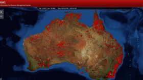 澳洲叢林野火危機持續擴大，圖為NASA FIRMS透過衛星看到的澳洲起火狀況。（圖取自NASA FIRMS網頁firms.modaps.eosdis.nasa.gov）