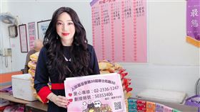 有「神明代言人」之稱號的命理師沈嶸今（6日）率領魔法命理學院的徒兒們，來到人安基金會萬華平安站，親自為寒士發放餐食，沈嶸也兌現愛的承諾，實踐每月一公益的計畫，捐款十萬元給人安基金會，做為支持「寒士吃飽30」愛心尾牙活動。圖／人安基金會提供