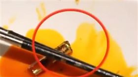 火鍋裡發現「金色菸頭」狂滾！一撈起瞬間作噁（圖／翻攝紅星新聞微博）