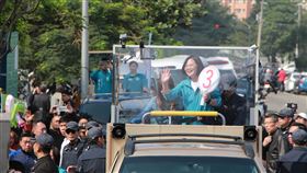 蔡英文車隊掃街高雄（圖／記者黎冠志攝影）