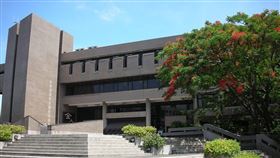 王秋華為台灣戰後第一代建築師，被譽為台灣圖書館建築之母。圖為王秋華與建築師潘冀合作設計中原大學張靜愚紀念圖書館（圖取自維基共享資源；作者Foxy Who，CC BY-SA 3.0）。