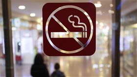 反對車站設吸菸室  中國律師提告遭駁回中國一名律師提告要求河南鄭州東站拆除吸菸室，但2018年12月31日遭法院駁回其訴訟請求。鄭州是目前中國菸害防制落伍地區，迄今許多公共場合仍可吸菸。（中新社提供）中央社  109年1月6日