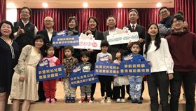 政策更名助您好孕　北市府：生養不單是女性責任台北市政府6日上午舉行「助妳好孕3.0我們的孩子我們一起養」施政成果說明會，民政局指出，「助妳好孕」政策將更名為「助您好孕」，盼讓所有人了解生養孩子不單是女性責任，而是雙親共同努力與付出。中央社記者梁珮綺攝　109年1月6日