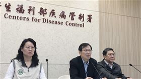 慎防輕症成漏網之魚  疾管署宣布擴大通報條件中國武漢不明肺炎疫情持續延燒，為避免輕症個案成為防疫漏網之魚，疾管署副署長莊人祥（中）5日宣布擴大通報條件，即日起凡是14天內曾到武漢且有發燒、上呼吸道症狀，無論是否有肺炎都須立即通報，一律就醫採檢。中央社記者張茗喧攝　109年1月5日