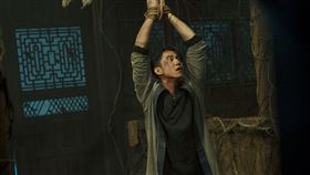 吳慷仁被牛頭馬面一拳KO，慘遭雙手反綁、狠吊起來打。（圖／Netflix提供）