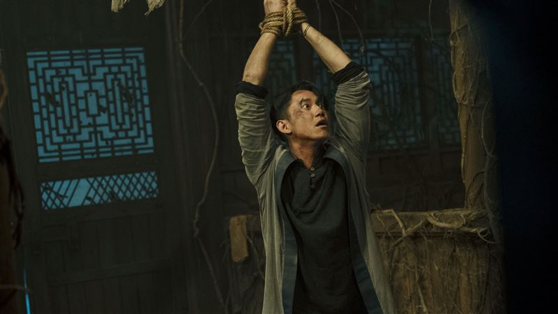 恐怖厲鬼發威　吳慷仁遭綑綁慘淪人質