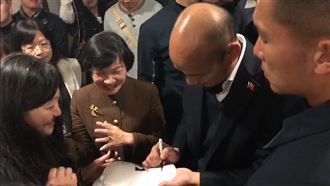 韓粉闖故宮要簽名！韓：我忘記選舉了