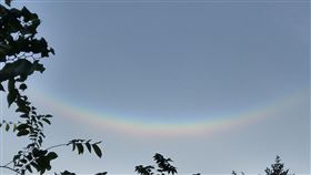 台中市東勢區出現顛倒彩虹（2）台中市東勢區6日出現顛倒彩虹，台中氣象站表示，顛倒彩虹的形成，是因6000公尺的高空中有六角型的冰晶，太陽光經冰晶折射而成，出現的位置與太陽高度一般，只是色彩比彩虹的顏色淡。（民眾提供）中央社記者趙麗妍傳真  109年1月6日