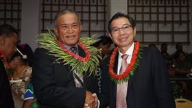 友邦馬紹爾群島選出參議員柯布亞（前左）為新任總統，駐馬紹爾群島共和國大使蕭勝中（前右）立即代表政府與人民，當面向新任總統柯布亞致賀。（圖取自twitter.com/TW_Marshalls）